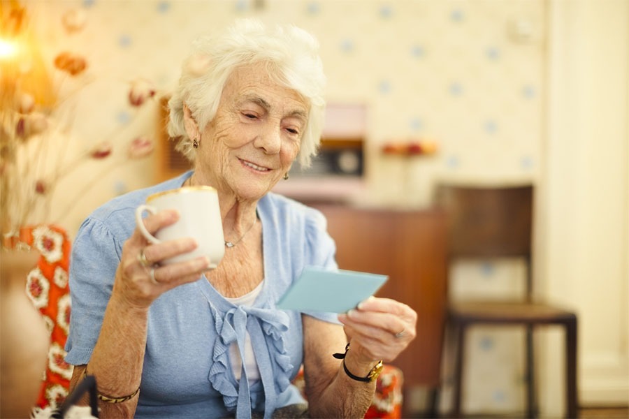 elder female adult lifting dumbbells during her physical therapy session.